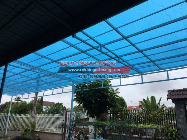 Cơ Khí Ngọc Hoàng là đơn vị chuyên làm mái nhựa poly tại Quận Tân Bình TP HCM - 0933.150.866 Mẫu đẹp giá rẻ mái che poly lấy sáng giá rẻ 2022