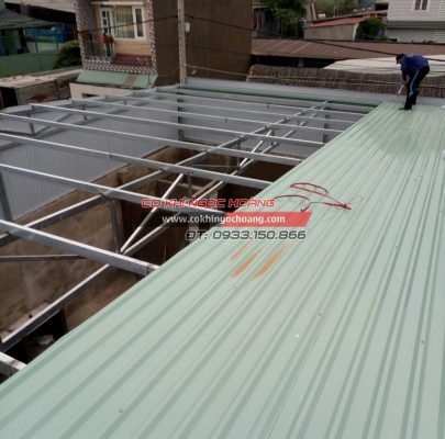 Cơ Khí Ngọc Hoàng cung cấp dịch vụ làm mái tôn tại Thủ Đức nhanh chóng giá rẻ. Gọi ngay 0933.150.866 để tư vấn lợp mái tôn theo ý khách hàng