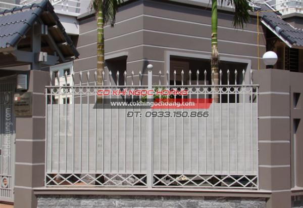 Cơ Khí Ngọc Hoàng chuyên làm hàng rào sắt đẹp tại Quận Phú Nhuận. Dịch vụ thi công hàng rào sắt trọn gói, báo giá thi công làm hàng rào sắt giá rẻ nhất thị trường. Chúng tôi chuyên cung cấp các mẫu hàng rào sắt đẹp, đa dạng mẫu mã, màu sắc, quy cách.