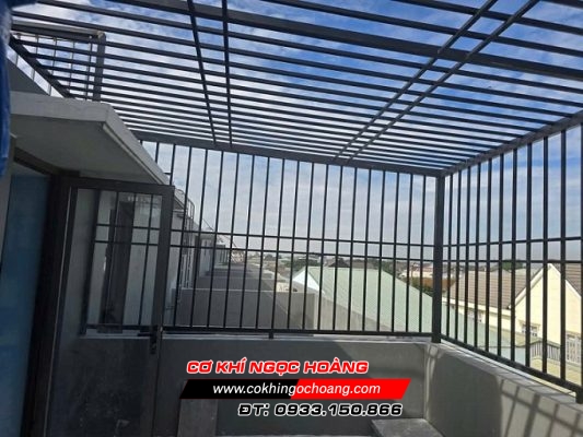 Làm khung sắt bảo vệ sân thượng tại Hóc Môn